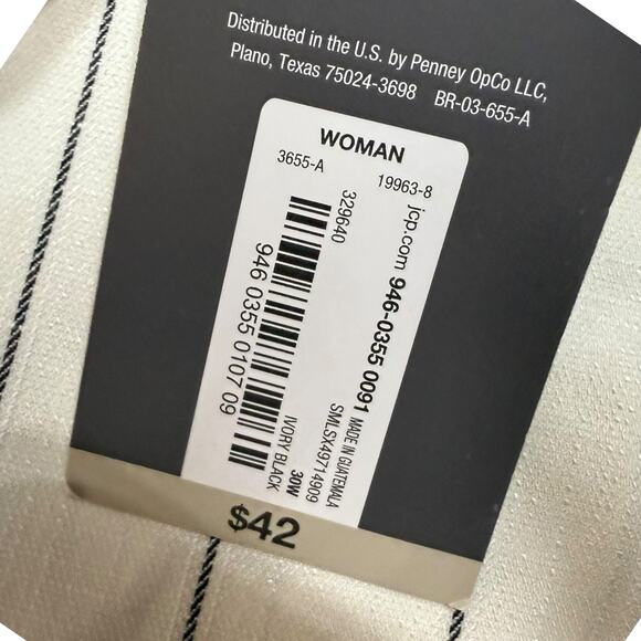 NWT Ivory and black paperbag style shorts with belt and pockets - women's 30W - Picture 5 of 7